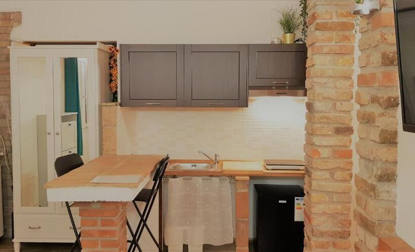 Deluxe Studio, Maximilian Seven