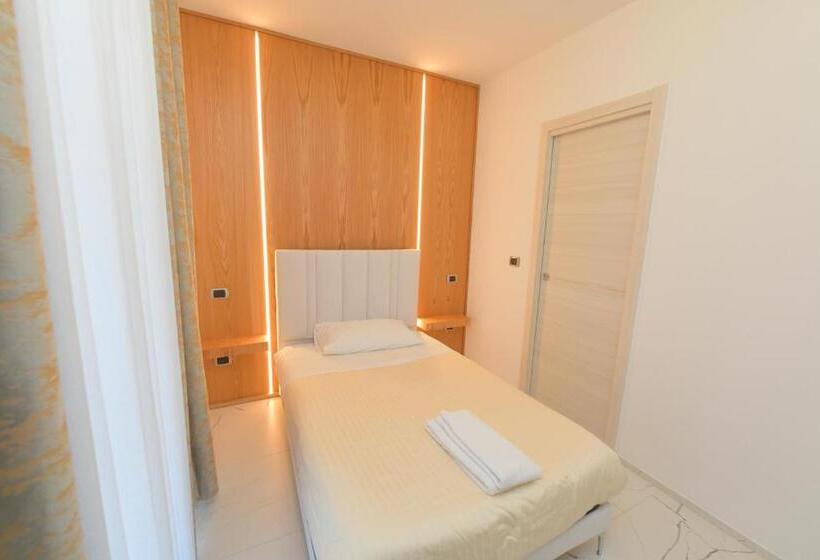 标准单人间, Noemi B&b