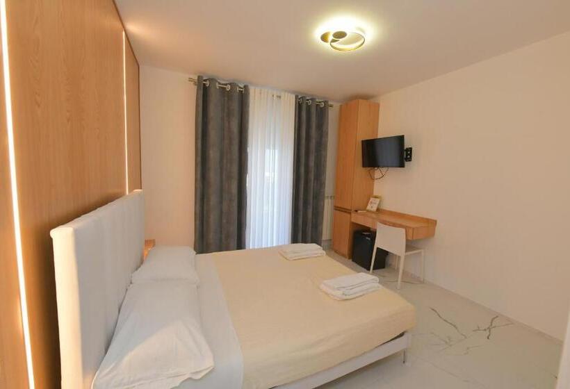 标准间, Noemi B&b