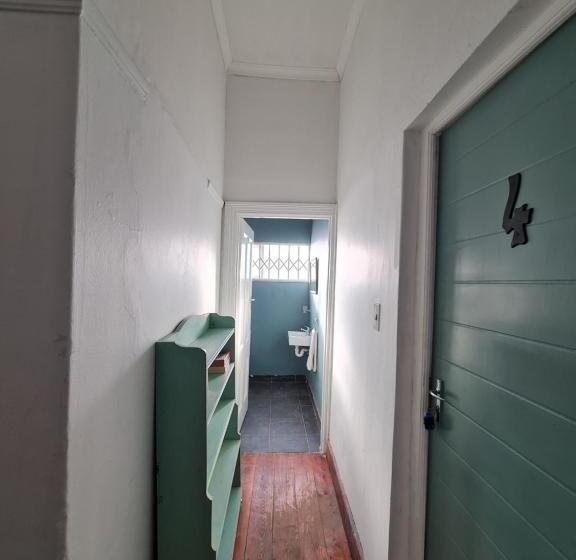 اتاق اکونومی, The Beach Hide