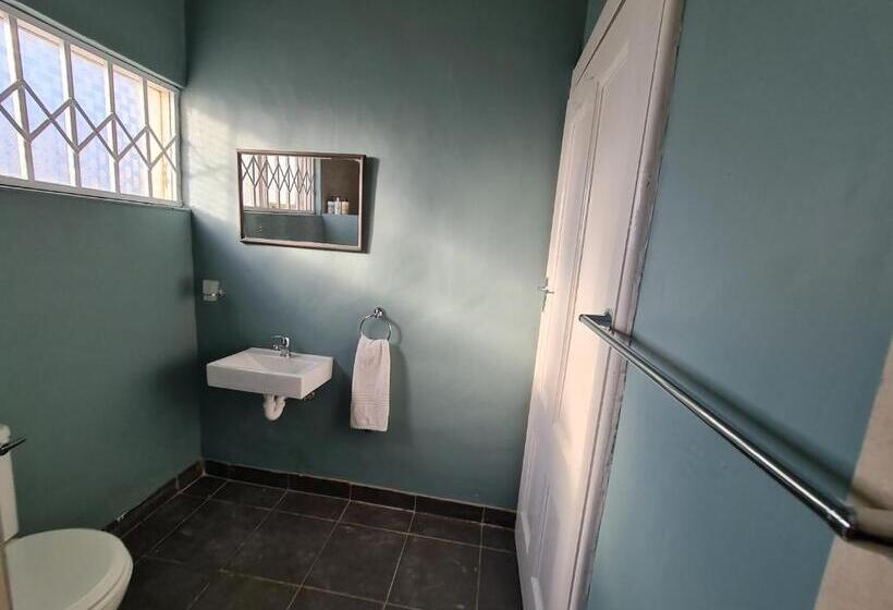 اتاق اکونومی, The Beach Hide