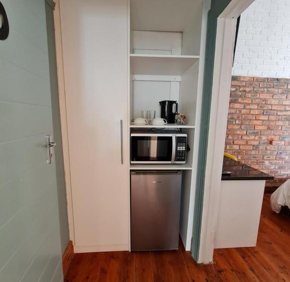 اتاق اکونومی, The Beach Hide