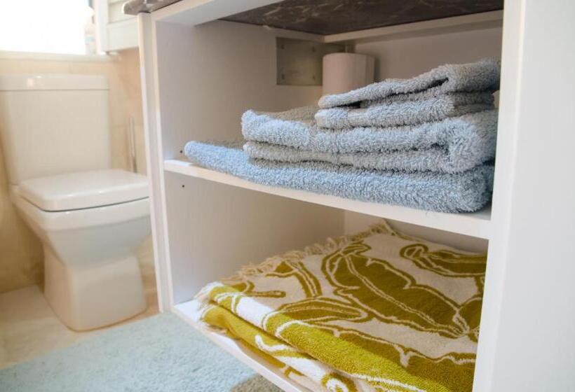 إستوديو ديلوكس, Walter’s Place