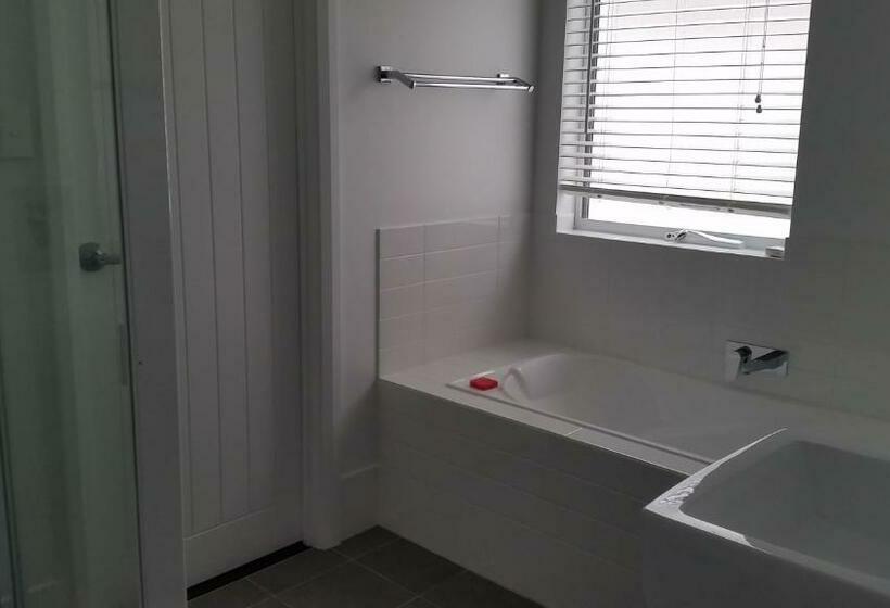 اتاق لوکس با تخت بزرگ, C Est La Vie