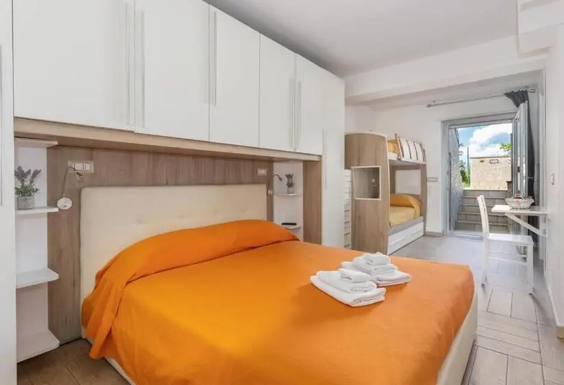 スタンダードトリプルルーム, Oristano Camera Arancio Max 3pers,bagno,uso Cucina