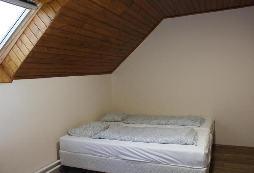 غرفة عائلية, Natúra Panzió&apartmanház