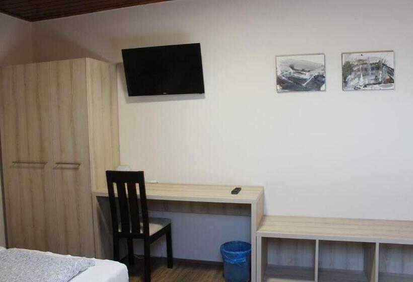 غرفة عائلية, Natúra Panzió&apartmanház