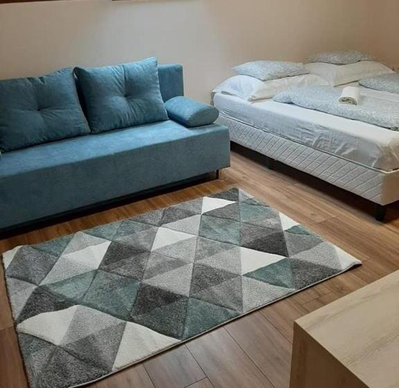 غرفة عائلية, Natúra Panzió&apartmanház