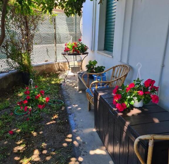 سوییت با چشمانداز باغ, La Casa Di Alvy