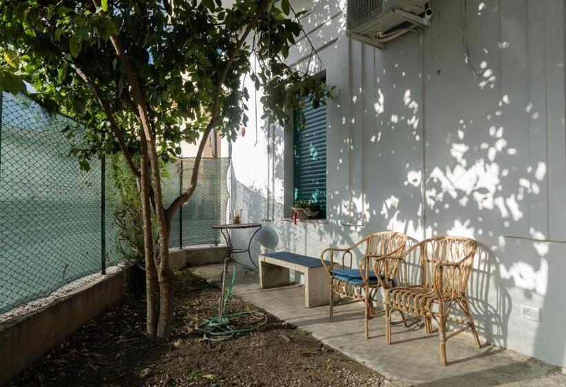 سوییت با چشمانداز باغ, La Casa Di Alvy