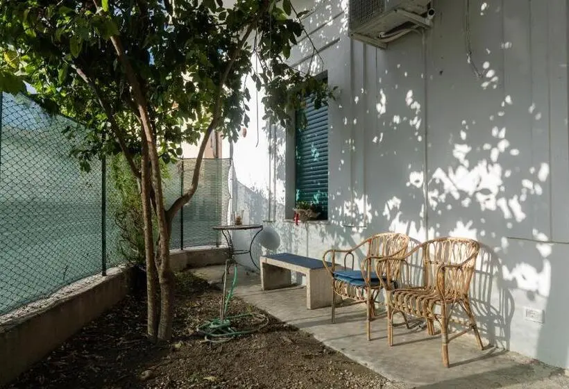 سوییت با چشم‌انداز باغ, La Casa Di Alvy