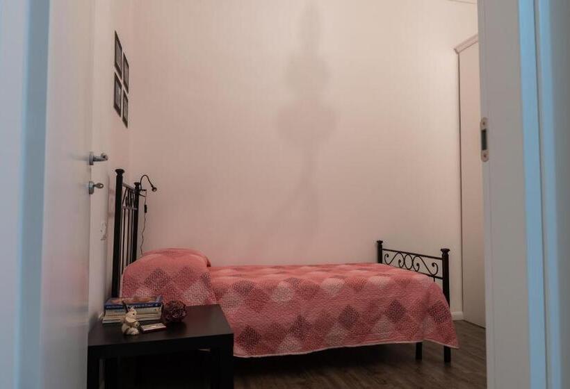 سوییت با چشمانداز باغ, La Casa Di Alvy