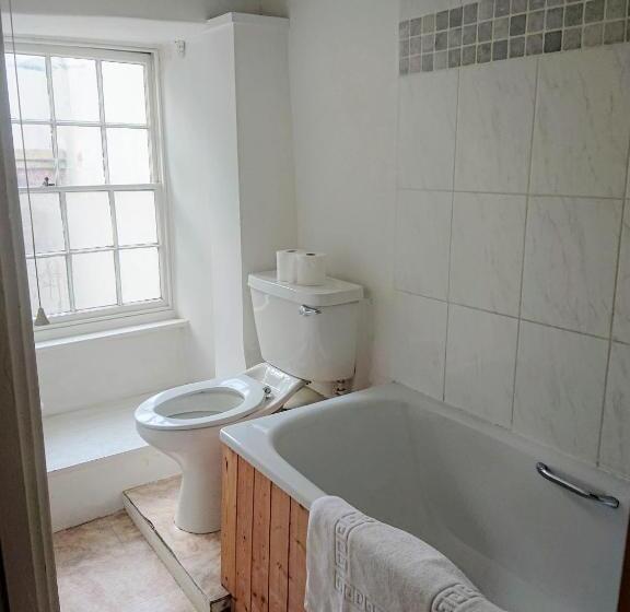 חדר סטנדרט, The Darlington