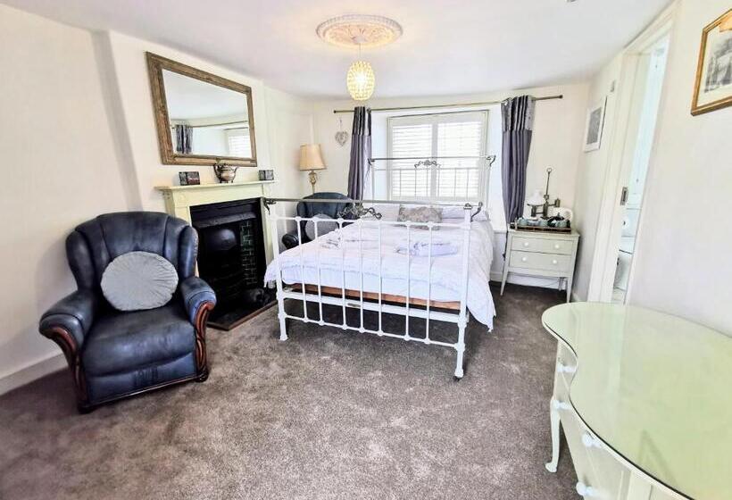 חדר דלוקס, The Darlington