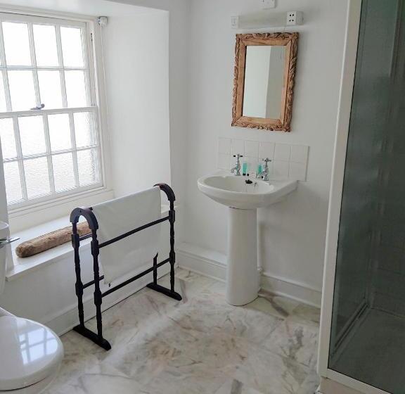 חדר דלוקס, The Darlington