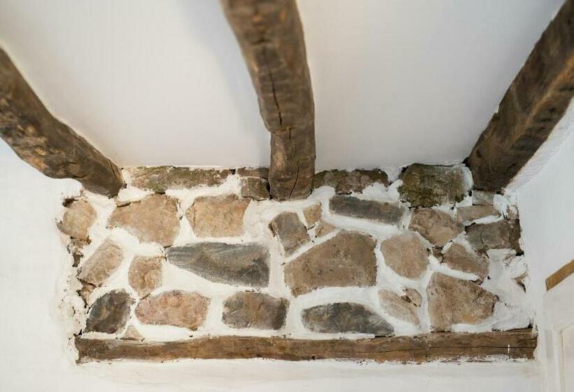 غرفة كومفورت ثلاثية, The Old Nest