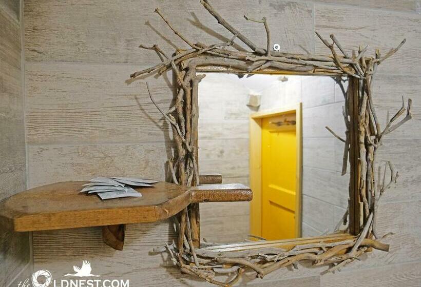 غرفة قياسية ثلاثية, The Old Nest