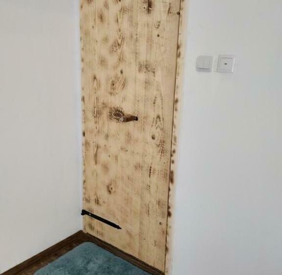 غرفة قياسية مطلة على الجبل, The Old Nest