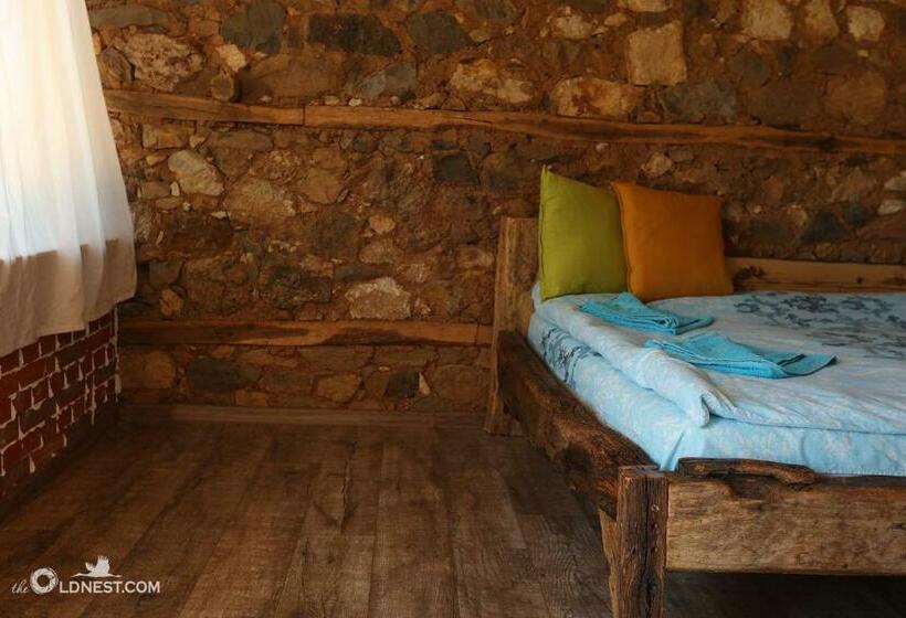 غرفة قياسية سرير كينج, The Old Nest