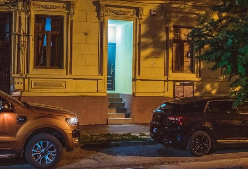 スタンダードトリプルルーム, Timhouse