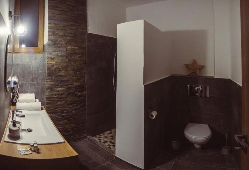 スタンダードトリプルルーム, Timhouse