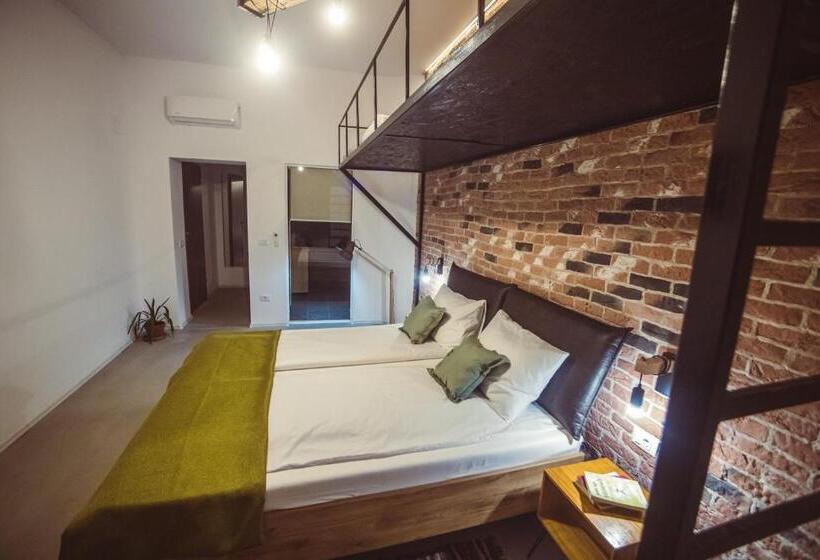 スタンダードトリプルルーム, Timhouse