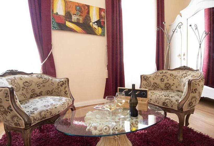 סוויטה משפחתית, Beb C’est Lavis