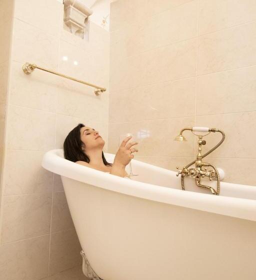 סוויטה נשיאותית, Beb C’est Lavis