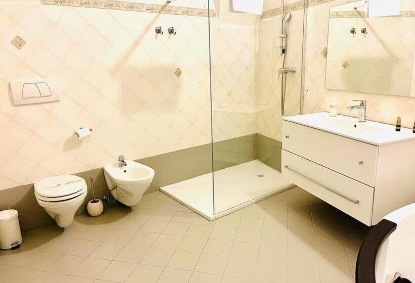 Suite Deluxe, Beb C’est Lavis