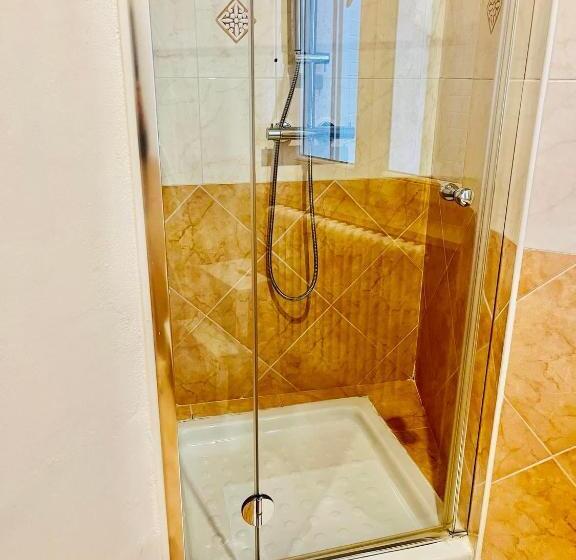 חדר דלוקס, Beb C’est Lavis