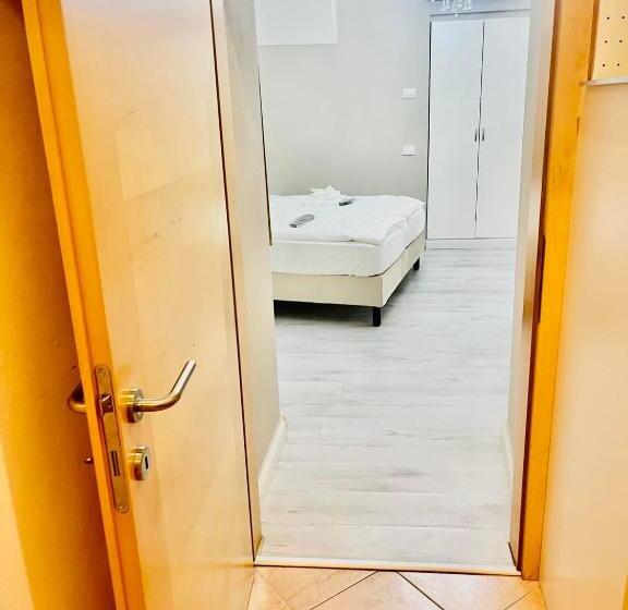 חדר דלוקס, Beb C’est Lavis