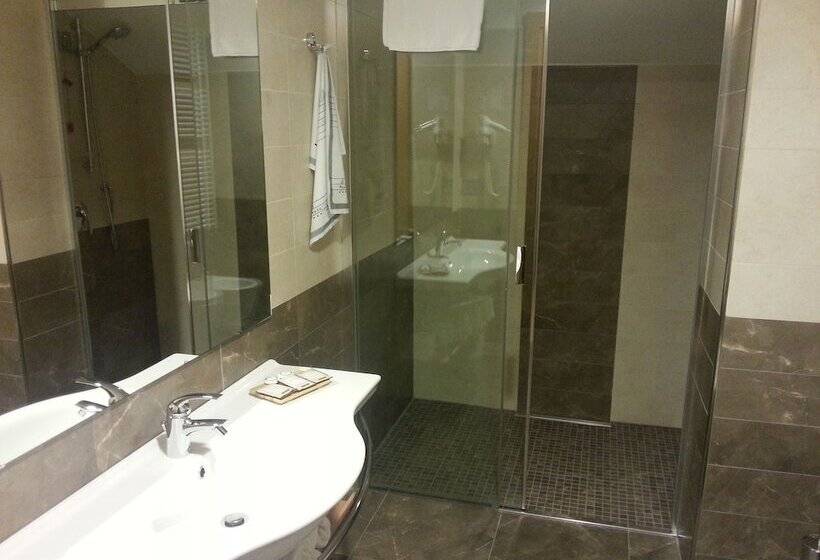 标准间, Virginia Palace