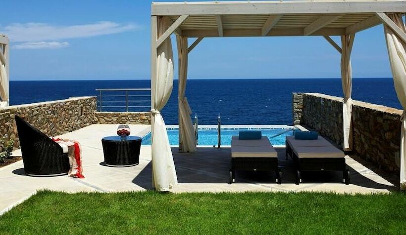 豪华海景房, The Royal Blue