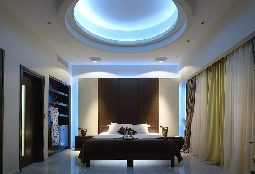 سوئیت رویال, The Royal Blue