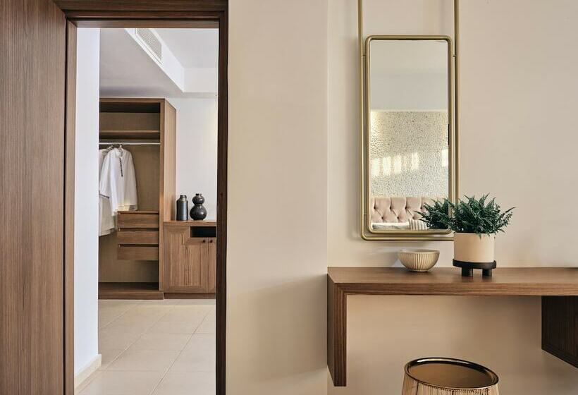 家庭套房, The Royal Blue