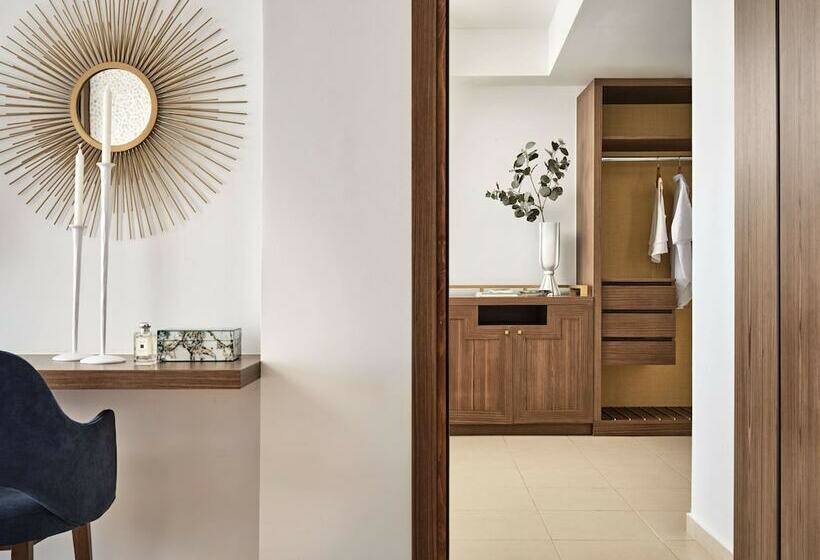 家庭套房, The Royal Blue