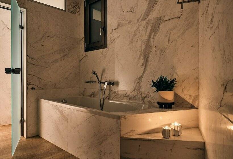 家庭套房, The Royal Blue