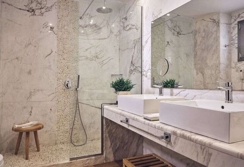 豪华海景房, The Royal Blue