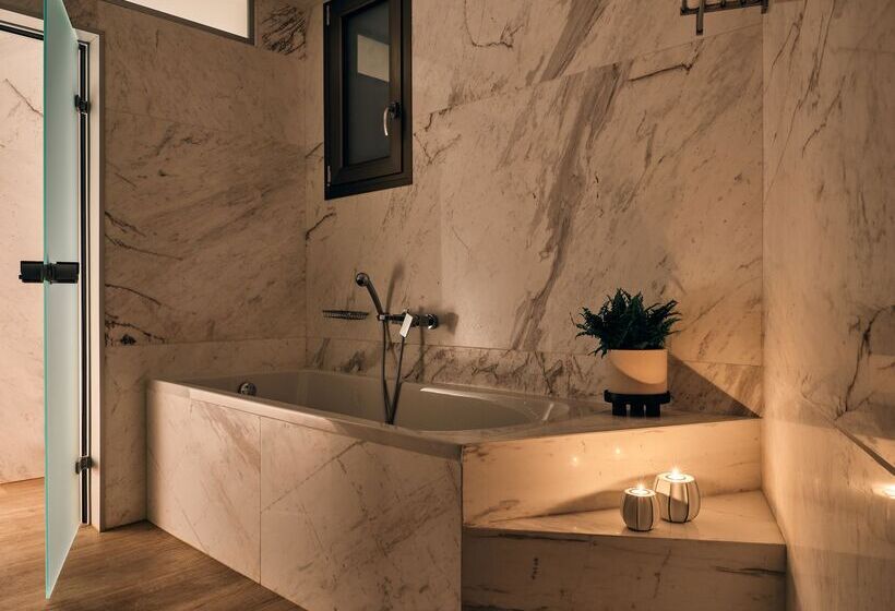 带海景的复工套房, The Royal Blue