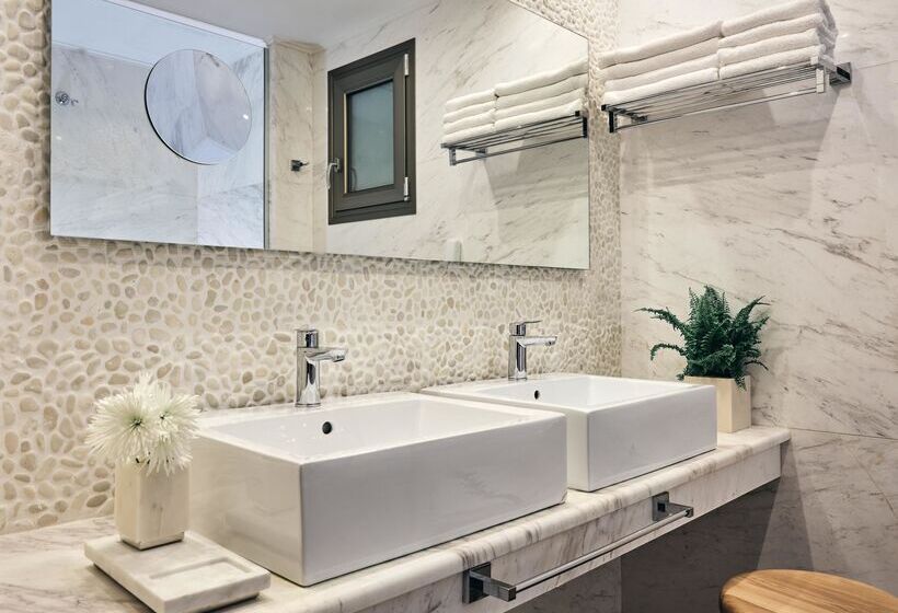 家庭套房, The Royal Blue