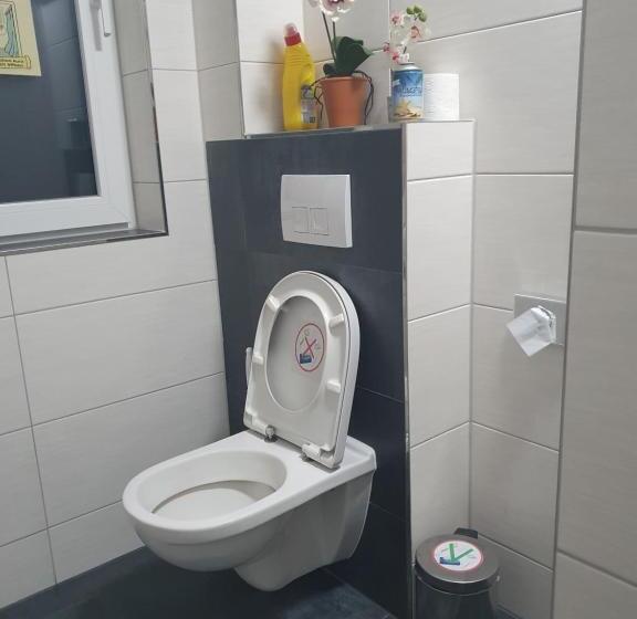 חדר סטנדרט עם מרפסת, Seelze Letter Monteurzimmer / Apartment / Messezimmer