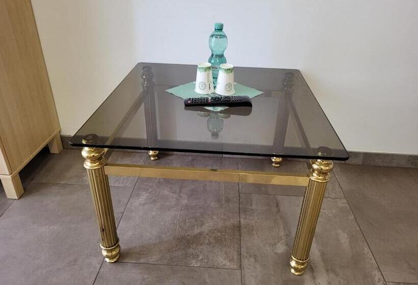 חדר סטנדרט עם מרפסת, Seelze Letter Monteurzimmer / Apartment / Messezimmer