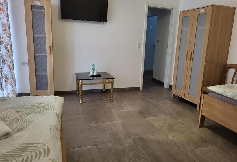 חדר סטנדרט עם מרפסת, Seelze Letter Monteurzimmer / Apartment / Messezimmer