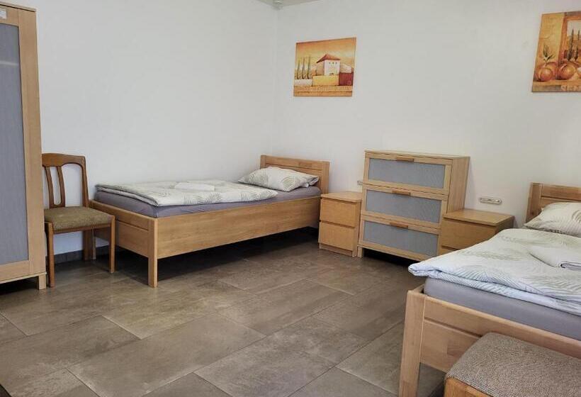 חדר סטנדרט עם מרפסת, Seelze Letter Monteurzimmer / Apartment / Messezimmer