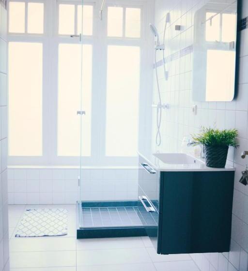 이코노미 룸, Devilla