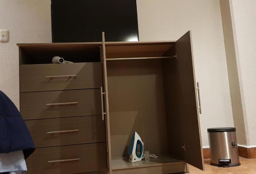 اتاق استاندارد با بالکن, Hostal Ggg