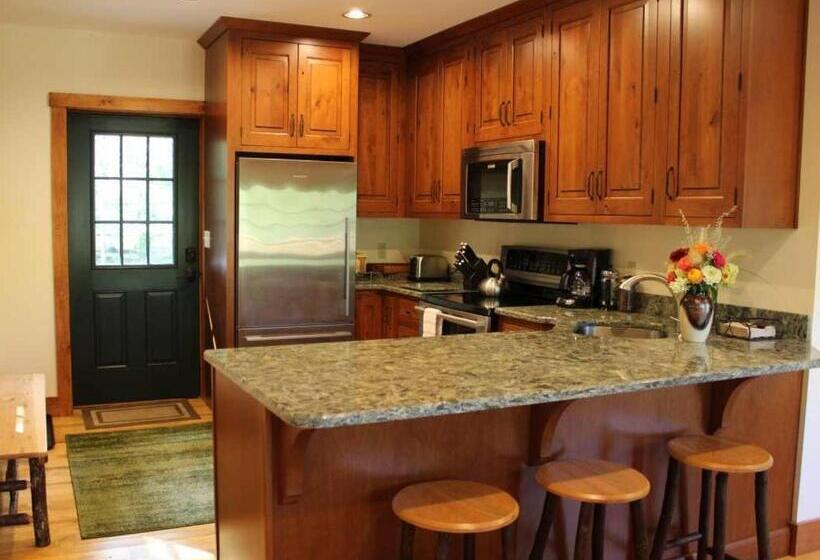 דירת חדר דלוקס, Bark Eater Inn