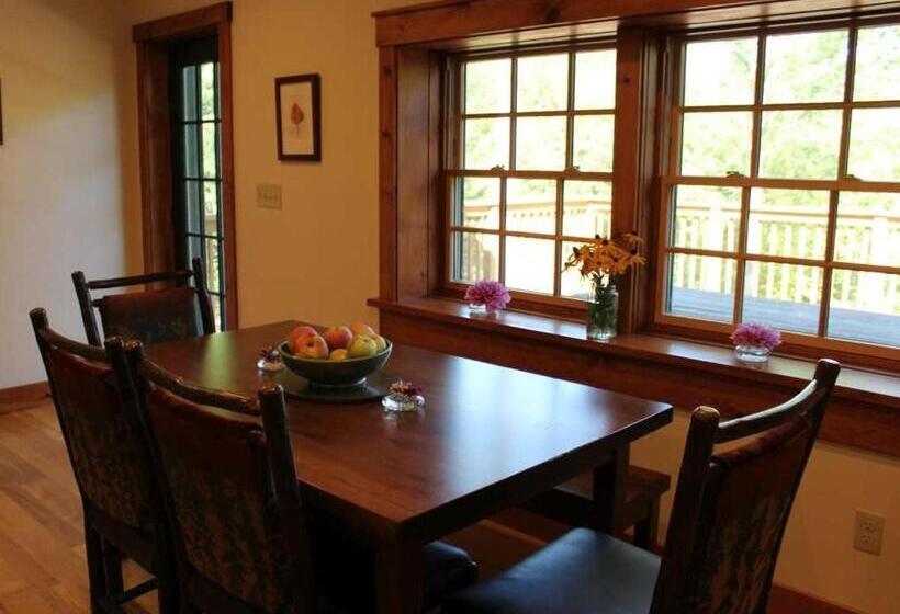 דירת חדר דלוקס, Bark Eater Inn