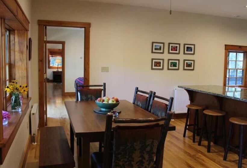 דירת חדר דלוקס, Bark Eater Inn