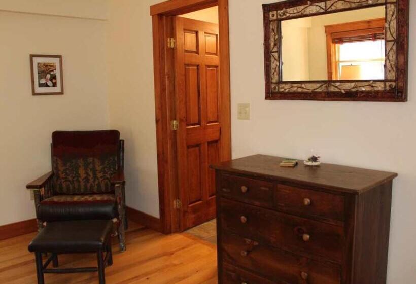 דירת חדר דלוקס, Bark Eater Inn